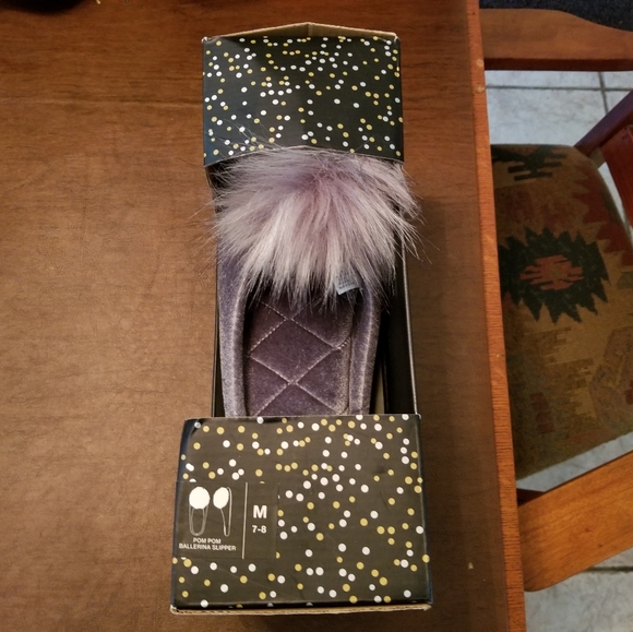 NIB Pom Pom Ballerina slipper size 7-8 These Are so cute!! Make An Offer!! - Picture 6 of 7
